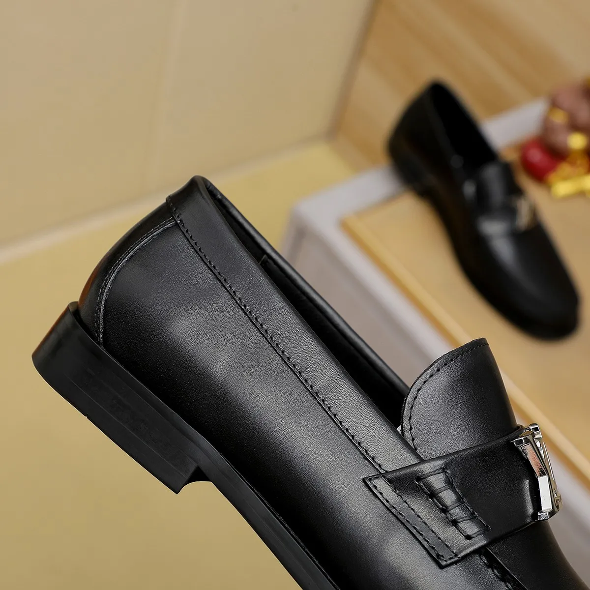 Men's shoes 460 💰 Louis Vuitton LV ® 🆕 model 🔛 full shoe counter, first layer cowhide, 🐂leather lining casual shoes for men, super soft outsole, a must-have for driving. Synchronized with the counter, original first layer cowhide, completely 1:1 mold customization 🌹 top version, color optional! Number: 38-44 (45.46 customized)
